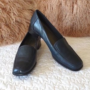 Trotter's Blue Slip-on Leather Loafers 9N